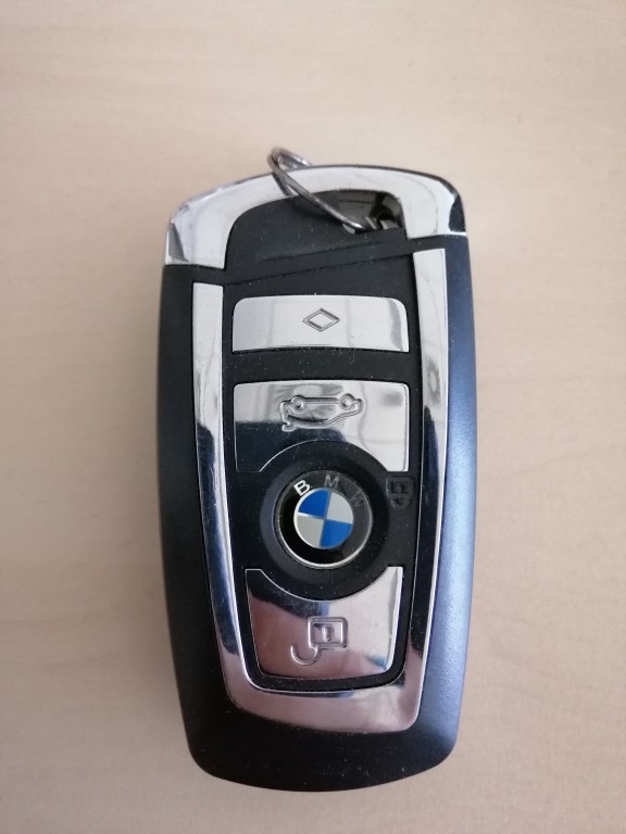 Obrázek USB flash disk ve tvaru klíče BMW