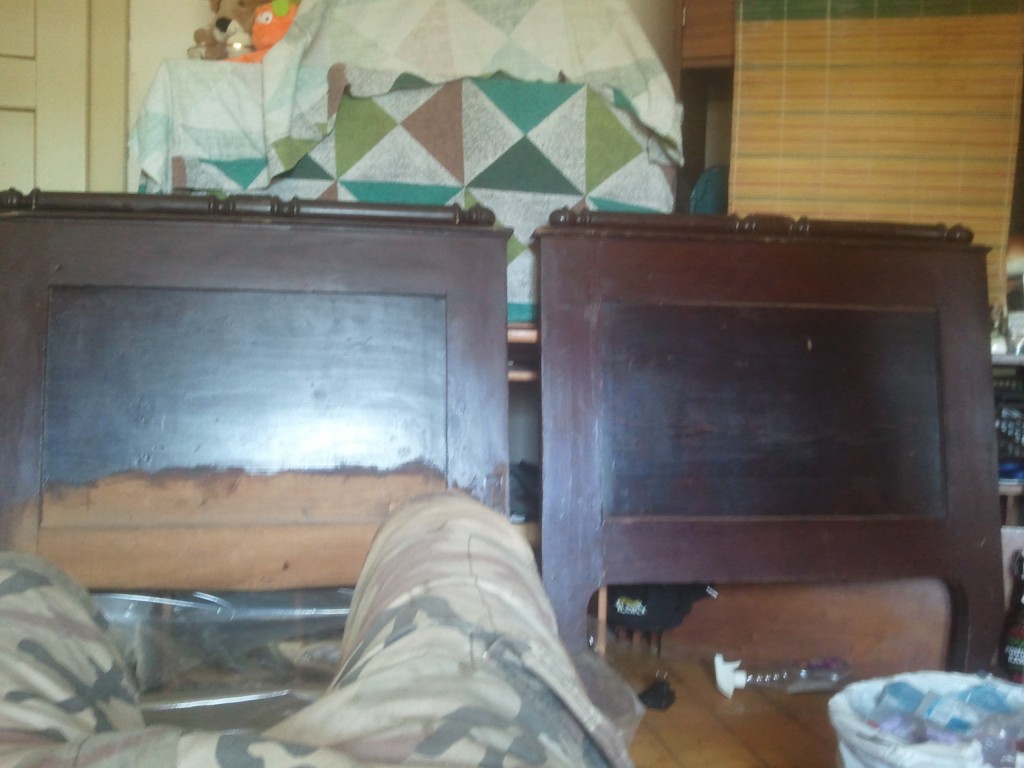 Obrázek Starožitné postele, skříňě, ruční dřevěná pračka.